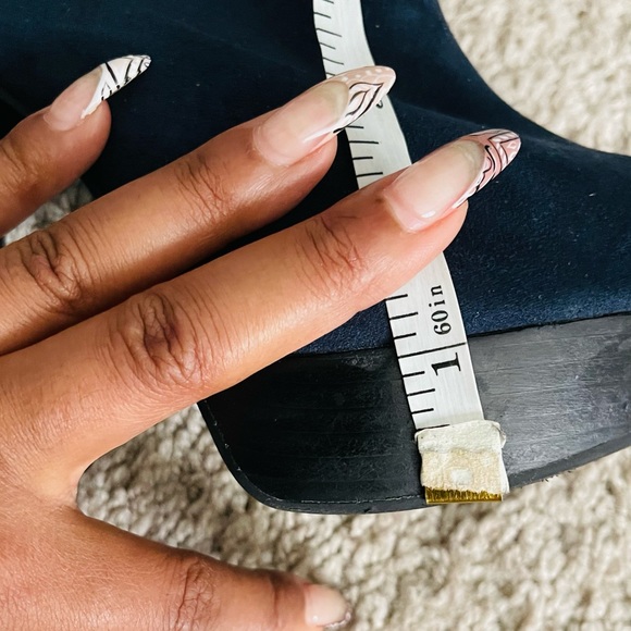 Navy blue heel! Unique style! Size 6 1/2 - Picture 6 of 7